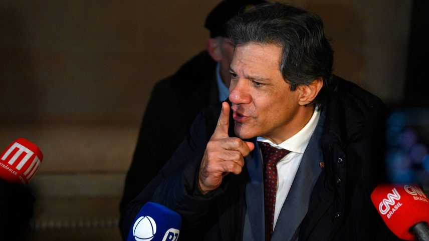 Ministro da Fazenda, Fernando Haddad, na entrada da Embaixada do Brasil em Buenos Aires, após reunião do Mercosul (Foto: Luis Robayo/AFP)