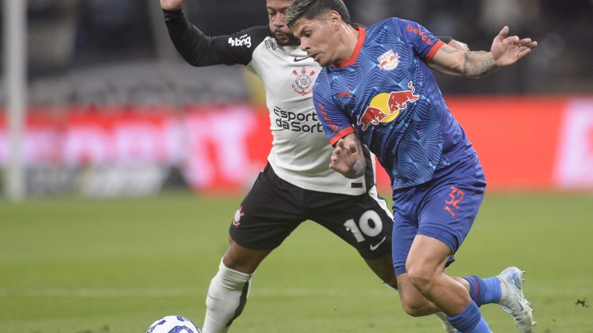 Memphis Depay joga contra o Red Bull Bragantino após ter faltado a treino do Corinthians durante a semana (Foto: Alan Morici/AGIF)