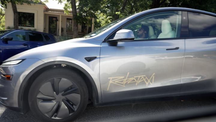 Um robotáxi da Tesla foi avistado em Austin, Texas, em 24 de junho de 2025 (Foto: Katie Tarasov)