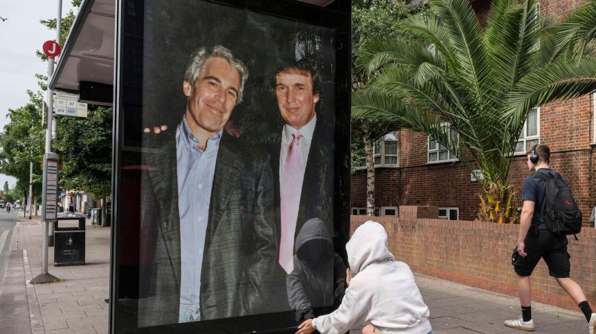 Apoiadores de Donald Trump não ficaram satisfeitos com a decisão do Departamento de Justiça de não divulgar os documentos do caso de Jeffrey Epstein. (Foto: Thomas Krych/AP)