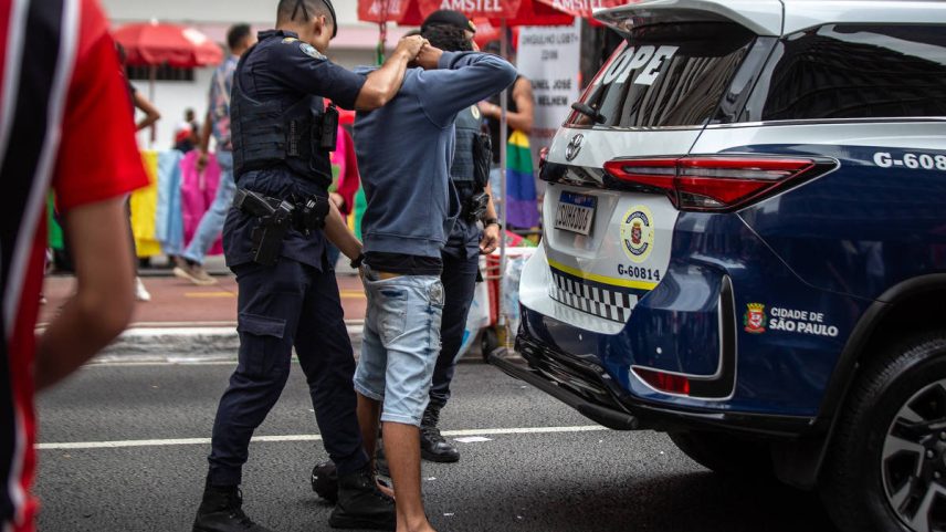 Homem é abordado pela Guarda Civil Metropolitana durante a 29ª Parada LGBTQIA+ em São Paulo (Foto: Jardiel Carvalho/Folhapress)