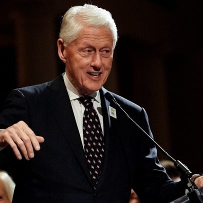 Livro de aniversário de Epstein revela cartas de Trump e Clinton, aponta jornal