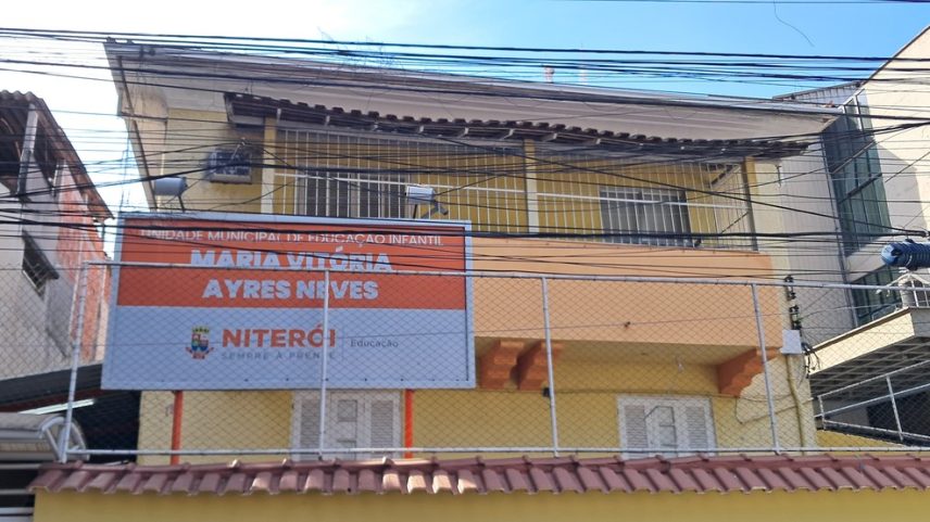 Fachada da escola Maria Vitória Ayres Neves, no Centro: unidades de ensino funcionam sem certificado de aprovação contra incêndios (Foto: Rafael Timileyi Lopes)