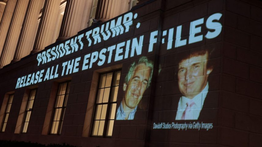 Montagem com foto de Trump e Epstein nos anos 2000 e pedido para que a lista de clientes do empresário condenado por crimes sexuais seja divulgada (Foto: Anna Moneymaker/AFP)