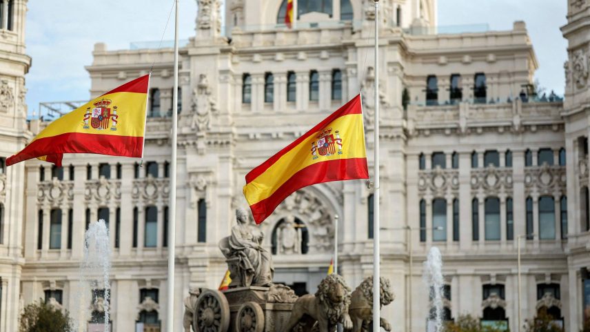 Bandeiras da Espanha na praça Cibeles, em Madri (Foto: Oscar Del Pozo - 31.out.24/AFP)