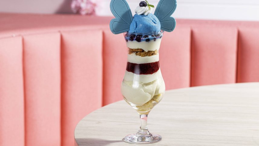 Parfait, sobremesa com camadas de bolo, sorvete, mascarpone e blueberry, do café temático de Cardcaptor Sakura, na Liberdade (Foto: Divulgação)