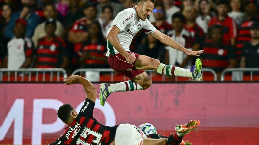 Danilo briga pela bola com Renê no Fla-Flu: jogador do Flamengo teve lesão constatada (Foto: Pablo Porciuncula/AFP)