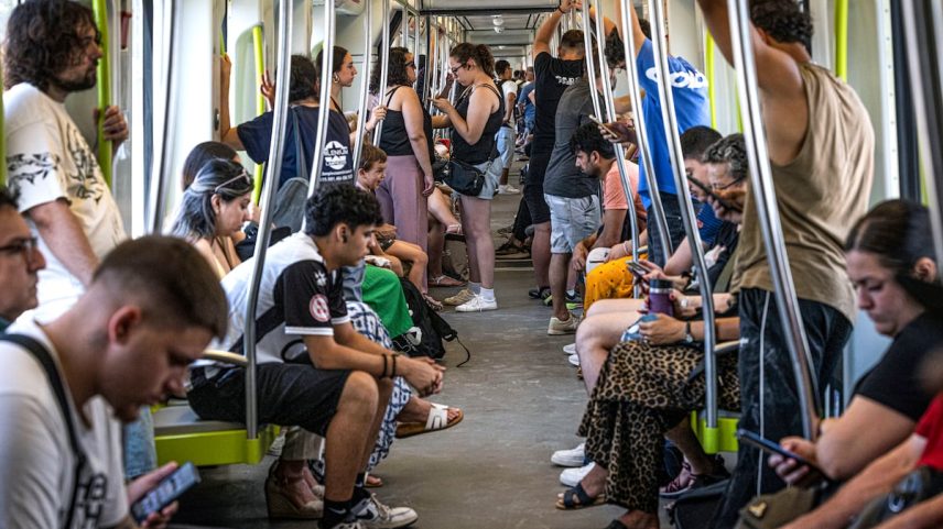 Viajeros de Metrovalencia da Linha 1 no dia 27 de junho, dia da reapertura. (Foto: Mònica Torres)
