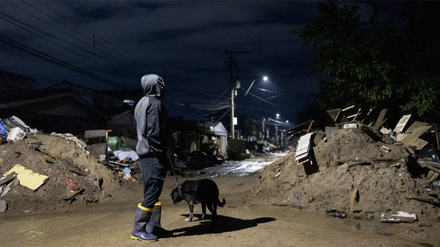 Ruas inundadas entre dois edifícios no centro de Porto Alegre em decorrência de enchentes (Foto: USP Imagens)