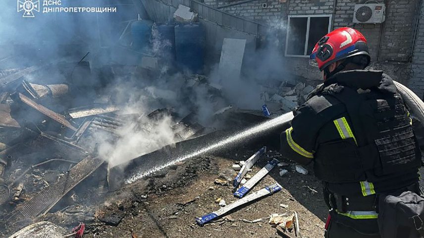 Bombeiros trabalham no combate a incêndio após ataque russo à cidade ucraniana de Dnipro (Foto: Serviço de Emergência da Ucrânia / AFP)