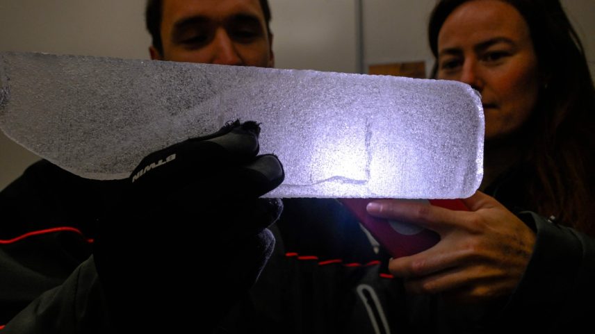 Cientistas levam gelo da Antártica para laboratório belga em busca de pistas sobre mudanças climáticas (Foto: Nicolas Tucat/AFP)