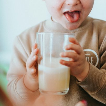Crianças podem consumir whey protein? Nutricionista esclarece quando é seguro