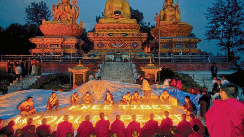 Militantes e monges tibetanos exilados fazem vigília contra o domínio chinês em sua nação (Foto: Prakash Mathema/AFP)