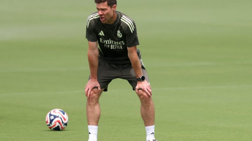 Xabi Alonso, em um treinamento do Real Madrid em The Gardens. (Foto: Hannah McKay/REUTERS)
