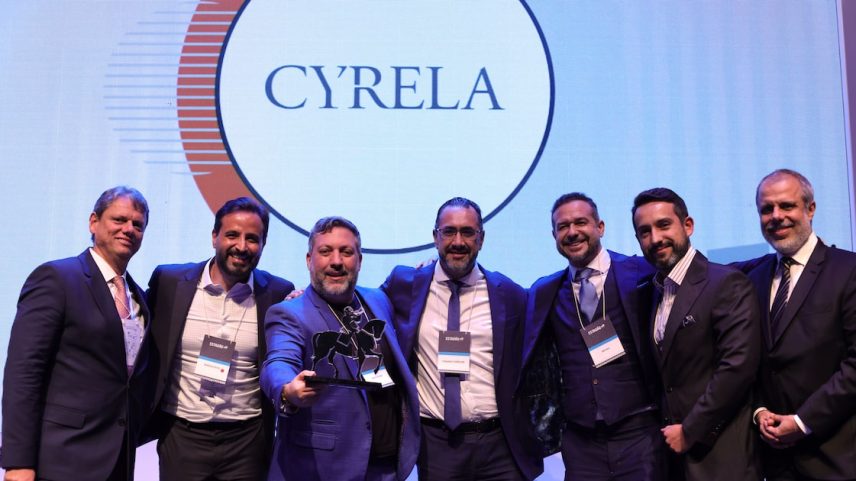 Entre o governador Tarcísio de Freitas e Erick Bretas (CEO da S/A O Estado de S. Paulo), os representantes da Cyrela, campeã também no ranking das Incorporadoras, celebram o Top Imobiliário Estadão 2025 na categoria Vendedoras (Foto: Tiago Queiroz/Estadão)