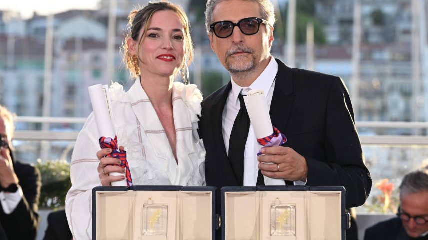 Kleber Mendonça Filho e a mulher, a produtora Emilie Lesclaux, em Cannes (Foto: Miguel Medina/AFP)
