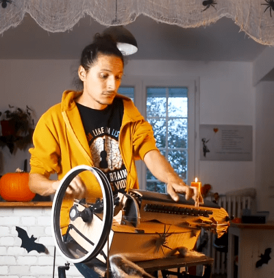 Músico inova ao tocar instrumento medieval de maneira surpreendente
