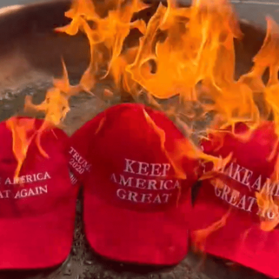 Ex-apoiadores queimam bonés 'MAGA' em protesto contra declarações de Trump sobre Epstein