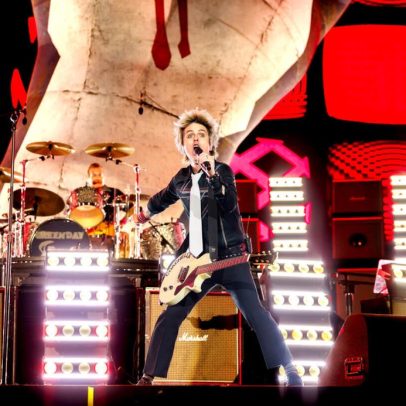 Billie Joe Armstrong protesta contra Donald Trump em show na Bélgica