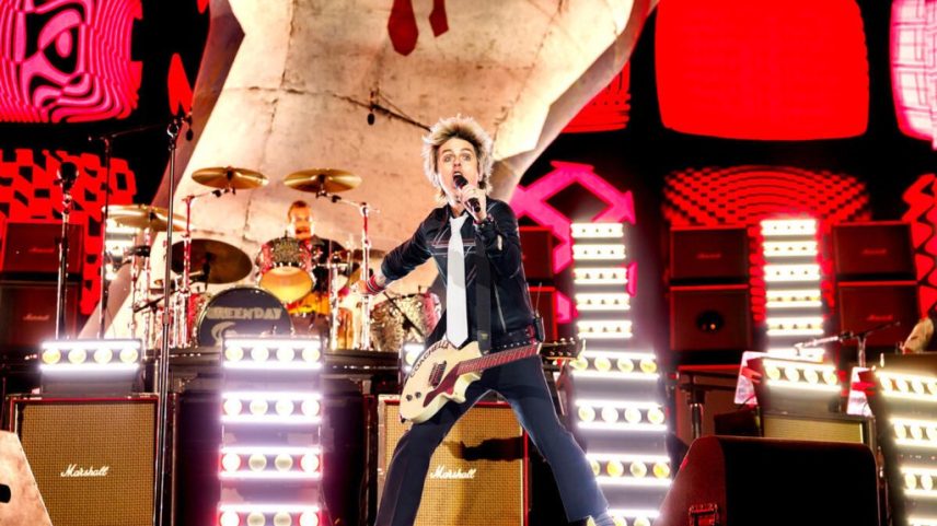 Billie Joe Armstrong, do Green Day, celebrou o 4 de julho liderando a multidão no Festival Rock Werchter, na Bélgica, em um grito de 'F--k Donald Trump'. (Foto: Reprodução)