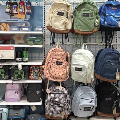 Pais temem aumento nos custos de volta às aulas devido a tarifas e inflação