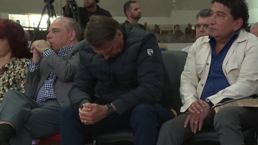 O ex-presidente Jair Bolsonaro se emociona em culto evangélico. (Foto: Captura de tela/YouTube/AFP)