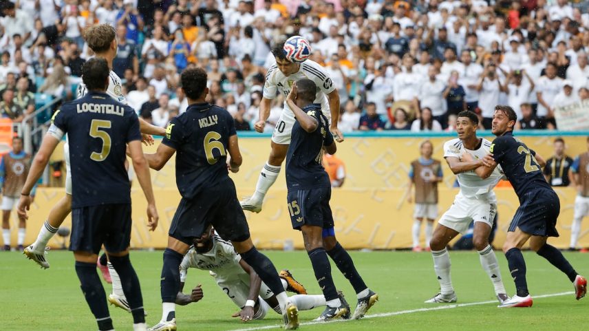 Gonzalo García se eleva por cima de Kalulu para rematar com a cabeça e marcar o gol do Madrid contra a Juventus. (Foto: Juan Ignacio Roncoroni/EFE)