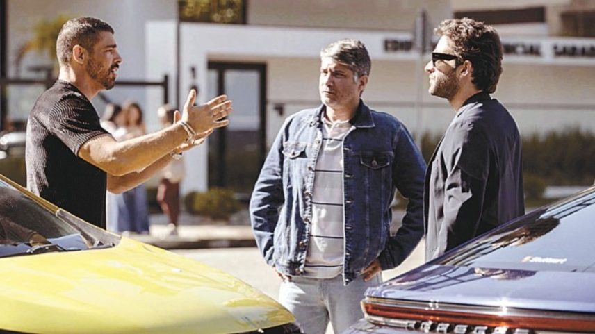 César (Cauã Reymond) e Afonso (Humberto Carrão) se envolvem em acidente (Foto: Divulgação/TV Globo)