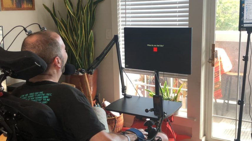 Casey Harrel utiliza o BCI em frente ao computador, em uma imagem fornecida pela Universidade da Califórnia. (Foto: Universidade da Califórnia)