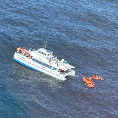 Embarcações colidem e uma delas fica à deriva nas águas da Bahia