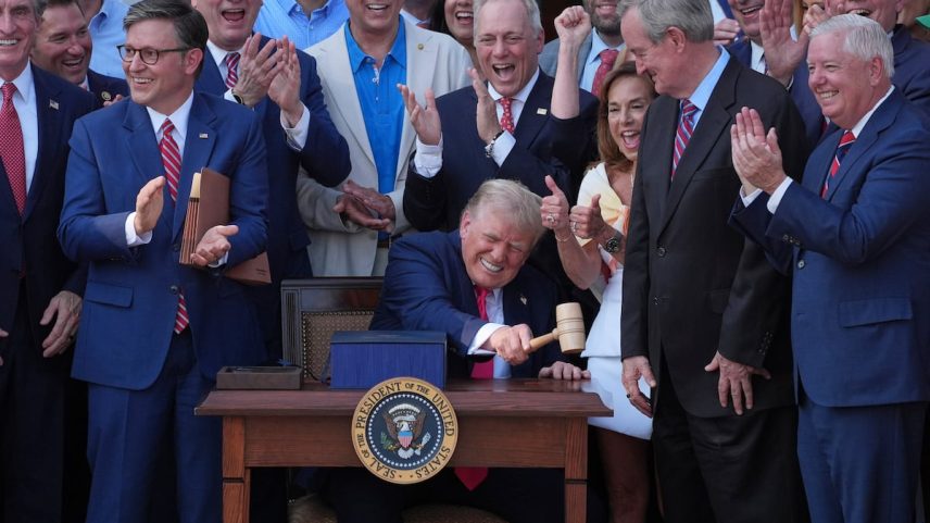 O presidente dos EUA, Donald Trump, golpeia o mazo após assinar a nova lei fiscal, na sexta-feira em Washington. (Foto: Associated Press/LaPresse (APN))
