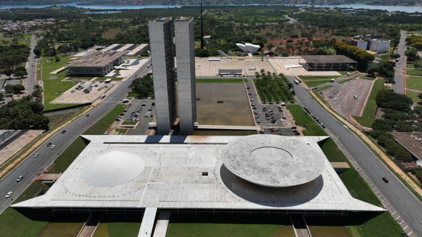 Vista aérea do Congresso Nacional. Ao fundo a Praça dos Três Poderes — Foto: Cristiano Mariz/Agência O Globo/27-12-2023