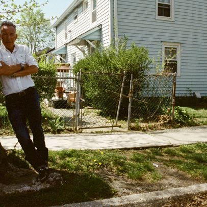 Bruce Springsteen lança coletânea e reflete sobre a 'tragédia americana' nos EUA