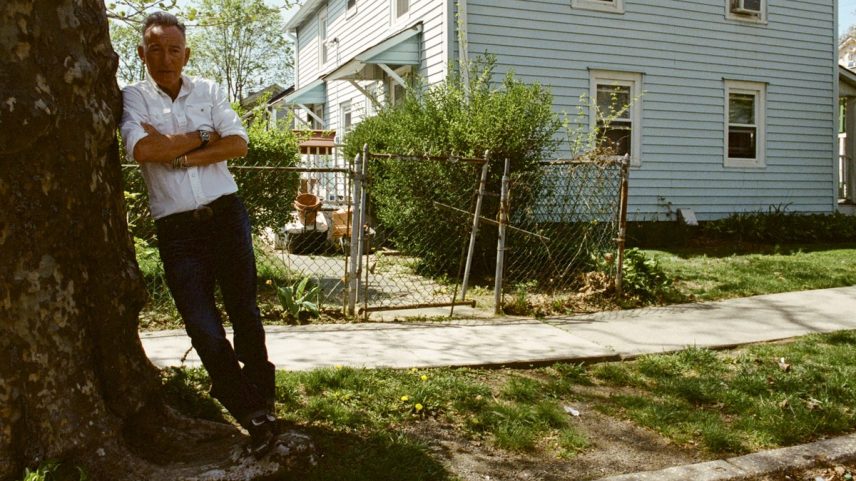 Bruce Springsteen em frente ao Thrill Hill, seu estúdio caseiro (Foto: NYT)