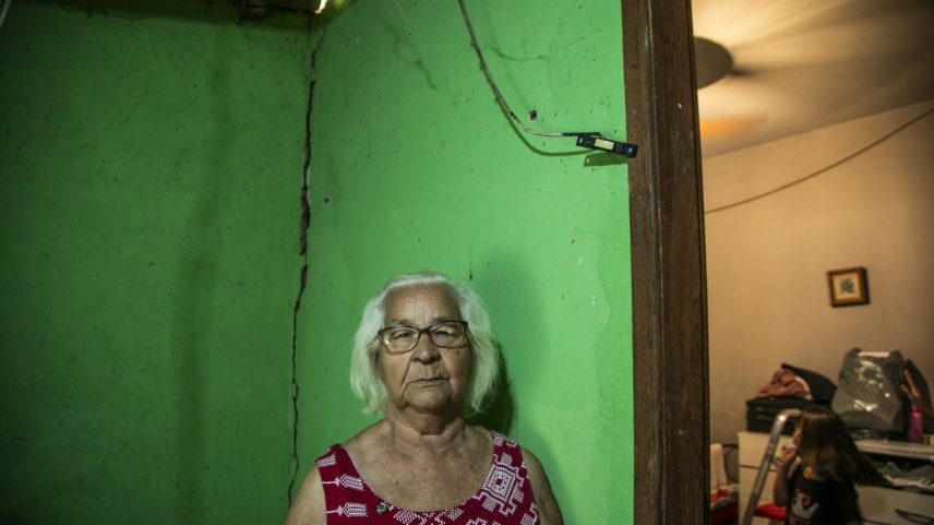 Noemia Santana Caldas, de 81 anos, em sua casa. O quarto verde é onde dormia a filha, Adriana, que se mudou depois que apareceram as rachaduras (Foto: Guito Moreto/Agência O Globo)