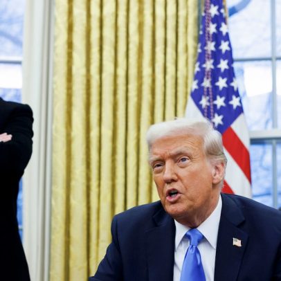Ibovespa sobe e dólar atinge R$ 5,45; Tesla registra queda após críticas de Trump