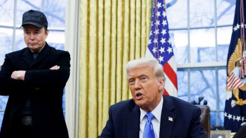 Presidente americano acusou CEO da montadora de se beneficiar excessivamente dos subsídios governamentais para veículos elétricos (Foto: Bloomberg)