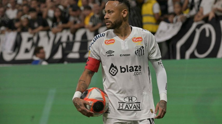 Camisa 10 de Neymar esgotou após promoção por renovação de contrato do atacante com o Santos (Foto: Nelson Almeida/AFP)