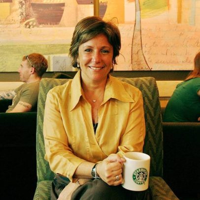 Pioneira do Starbucks no Brasil revela trajetória de superação e tragédia