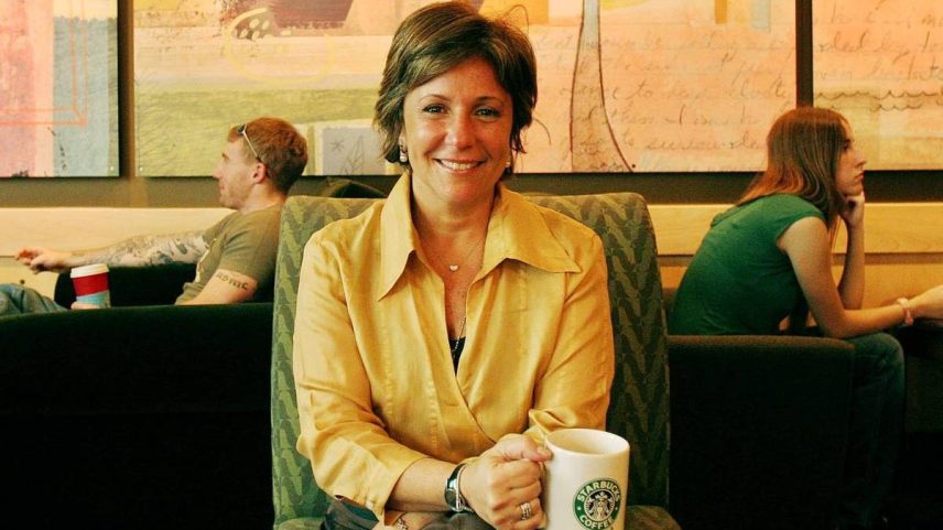 Maria Luísa Rodenbeck na Starbucks do Shopping Morumbi, em janeiro de 2007, pouco após a inauguração da loja (Foto: Rodrigo Paiva/Folhapress)
