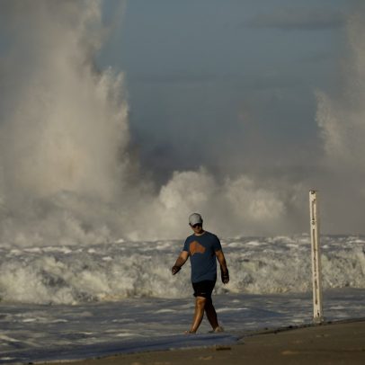 Ressaca provoca ondas de até 2,5 metros e afeta orla do Rio de Janeiro