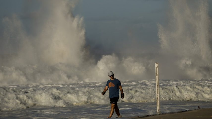 Rio tem alerta de ressaca vigente, com ondas que podem chegar a 3,5 metros de altura (Foto: Gabriel de Paiva / Agência O Globo)