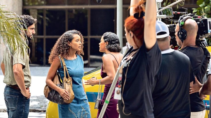 Via pública. Os atores Bella Campos, Taís Araujo e Renato Góes, numa cena externa em Ipanema: gravações bombam nas redes sociais — Foto: Manoella Mello/Divulgação/TV Globo