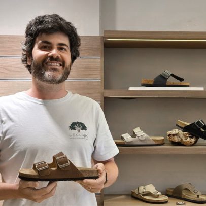 Empresário abandona escritório e lucra milhões com sandálias de casca de árvore
