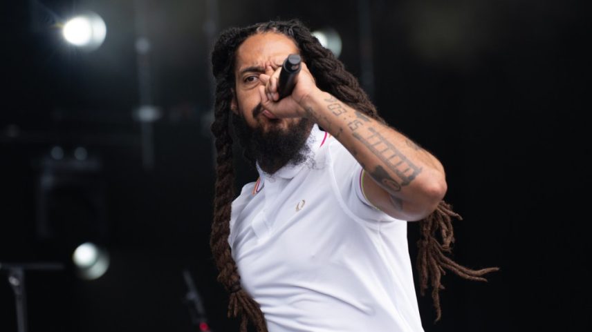 A polícia do Reino Unido abriu uma investigação criminal sobre as apresentações de Bob Vylan e Kneecap no Glastonbury, citando preocupações com a ordem pública. (Foto: Reprodução)