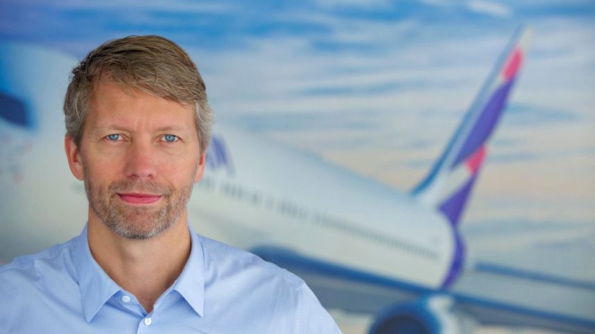 Companhia aérea passou a liderar mercado nacional, mas ainda lida com restrição de aeronaves e vê passagens mais caras por aumento de custos, diz Jerome Cadier, CEO da Latam Brasil (Foto: Reprodução/Exame)