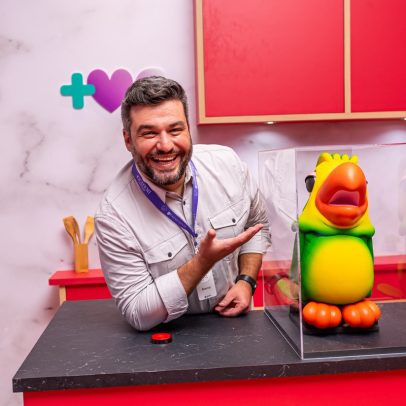 Público visita cenários de novelas e atende Big Fone no parque Globo Experience