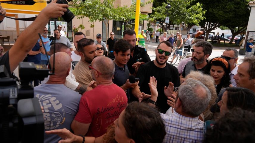 O agitador Vito Quiles (no centro da imagem, olhando para a direita) em Torre Pacheco, nesta terça-feira. (Foto: ALFONSO DURAN | Vídeo: EPV)