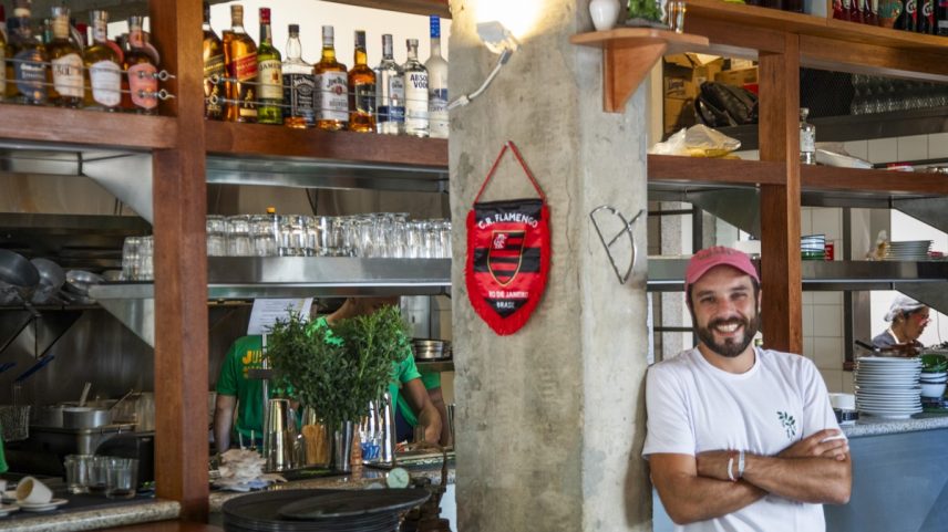 O Chef Elia Schramm no Jurubeba, em Botafogo: comida de qualidade aliada à cultura dos botecos cariocas (Foto: Guito Moreto / 10.01.2025)