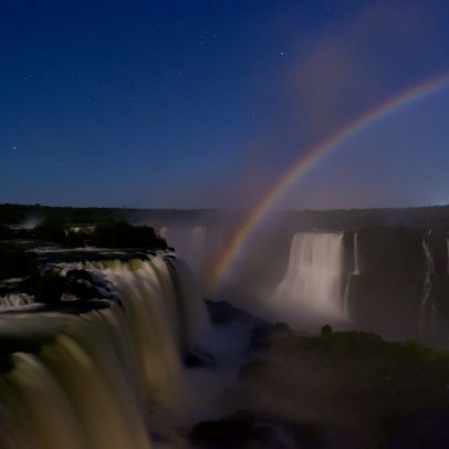 Cataratas do Iguaçu revelam arco-íris noturno iluminado pela luz da lua